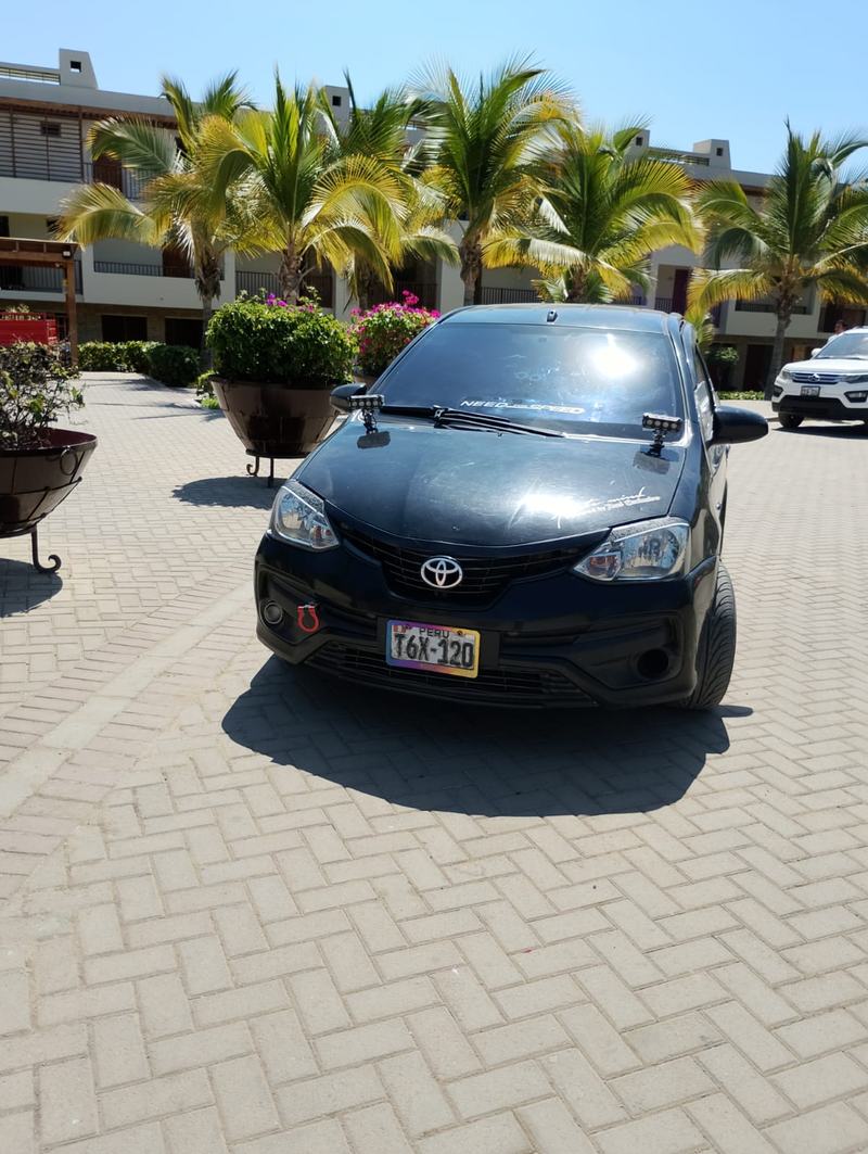 Taxi Jossimar en la puerta de un hotel de playa