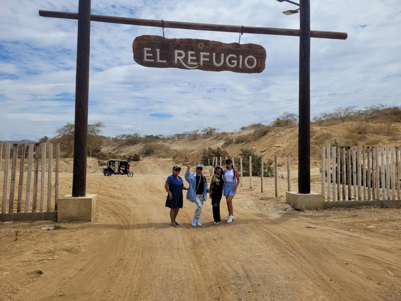 Grupo de amigas en El Refugio, Tumbes